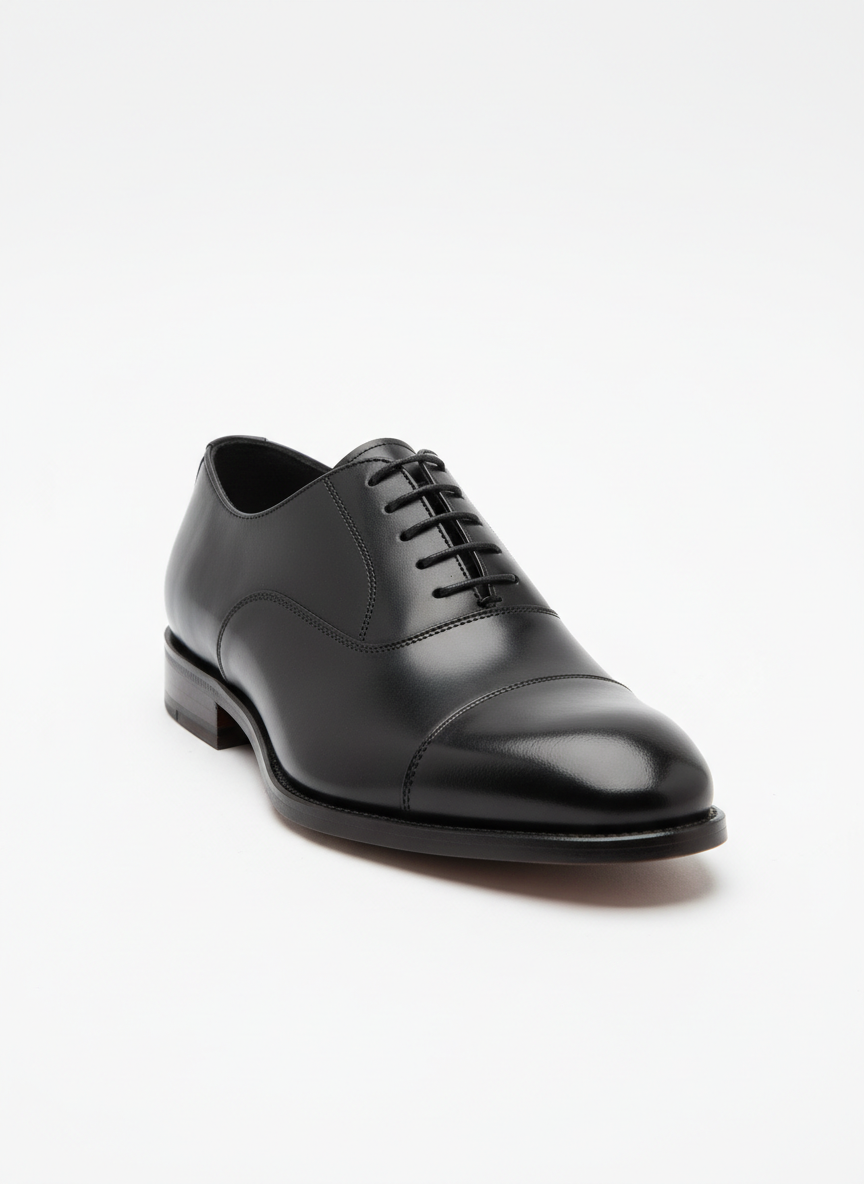 Zapato oxford negro formal para hombre sobre fondo blanco