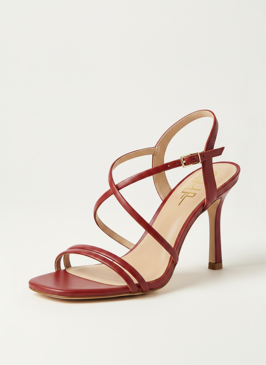Editar la imagen actual para que la sandalia de tacón pase de beige a un rojo atractivo y elegante, manteniendo el mismo ángulo, fondo claro y estilo fotográfico de catálogo de calzado femenino.